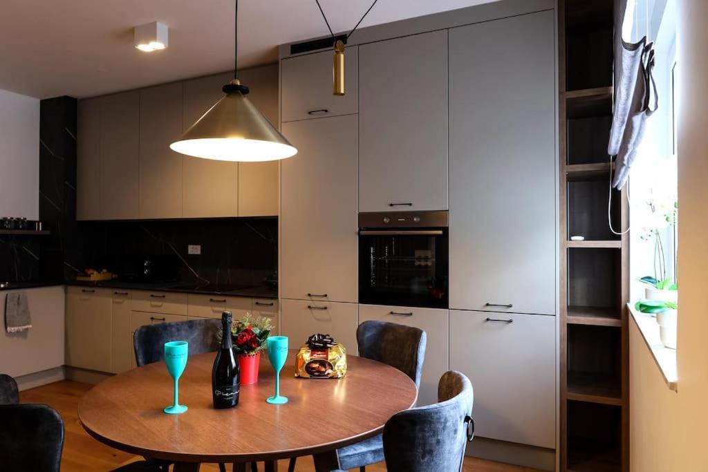 Luxury Vista Haven - Apt2, Free Parking Apartmán